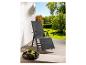 Une chaise longue grise avec un repose-pieds sur une terrasse.