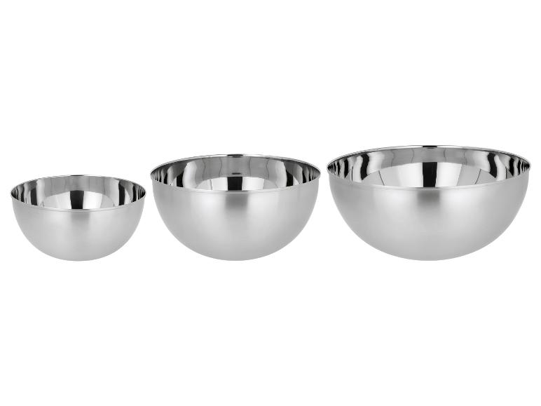 Ensemble de trois saladiers en acier inoxydable de différentes tailles.