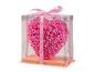 Cadeau de roses roses en forme de cœur dans une boîte transparente avec un ruban rose 'Just for you'