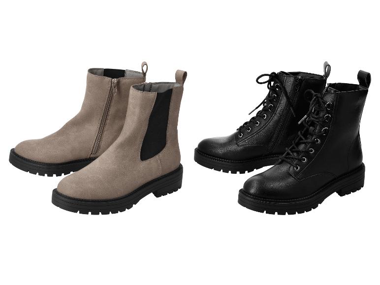 Deux paires de bottines pour femmes : des bottines Chelsea beiges et des bottines noires à lacets.
