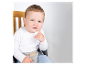 Bébé assis sur une chaise en bois avec harnais de sécurité Roba.