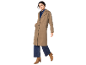 Femme en manteau beige, chemise en jean, jean large et bottines marron.