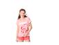 Jeune femme souriante en pyjama rose avec imprimé de personnage de dessin animé.