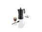 Une cafetière noire, une tasse d'espresso et des grains de café.