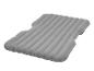 Matelas gonflable gris pour voiture.