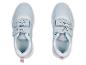 Deux baskets pour enfants de couleur bleu clair avec fermeture velcro
