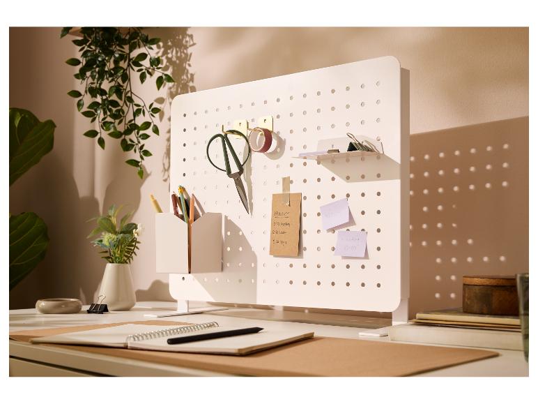 Organisateur mural avec accessoires de bureau.