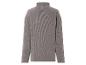 Un pull gris à manches longues en côte.