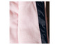 Gros plan sur une veste en polaire rose avec une fermeture éclair bleu marine.