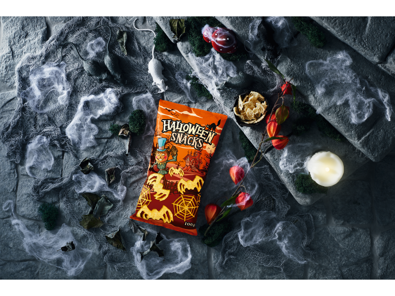 Snacks d'Halloween dans un paquet orange avec des décorations de toiles d'araignées et de chauves-souris.