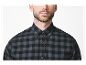 Un homme portant une chemise à carreaux bleu foncé et noir.