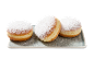 Trois beignets sucrés avec du sucre glace sur un plateau rectangulaire.
