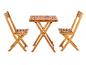Ensemble table et deux chaises pliantes en bois clair.