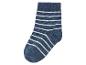 Une chaussette bleue à rayures blanches.