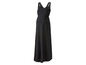 Une robe de maternité noire avec un nœud.