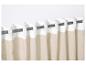 Rideaux beige clair avec attaches blanches sur une tringle.