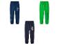 Trois pantalons de survêtement pour enfants : deux bleu foncé avec personnages de jeux, un vert thème tropical.