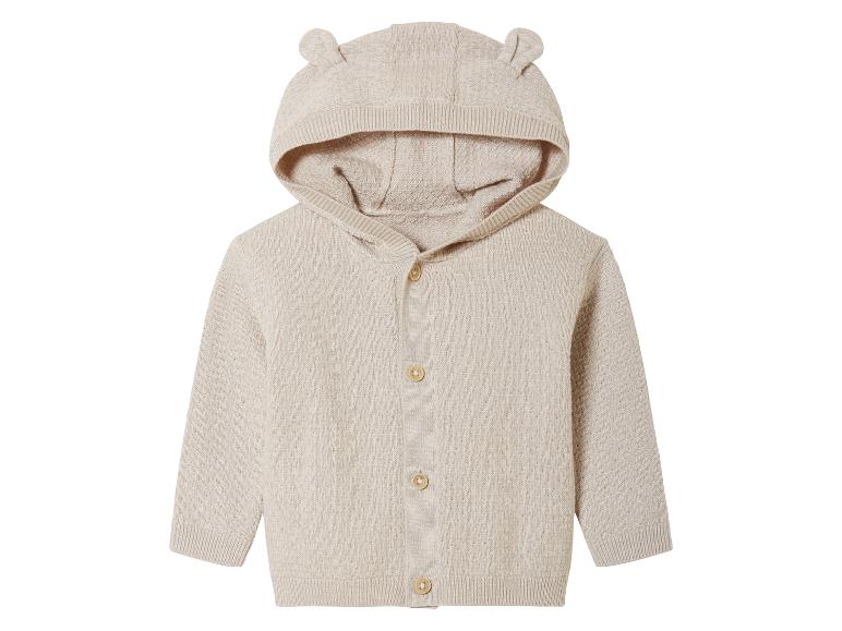 Un pull en maille beige à capuche pour bébés.