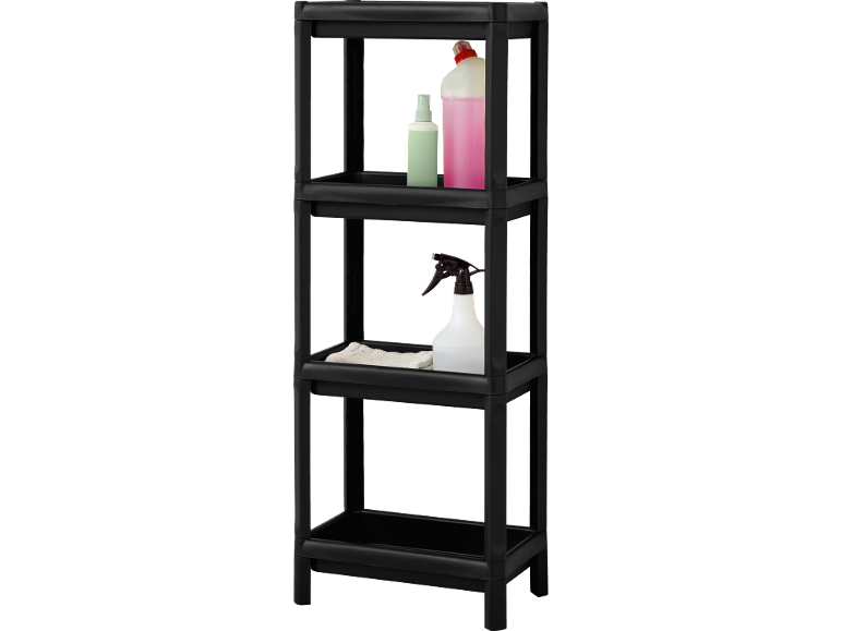 Étagère en plastique noire avec produits de nettoyage : liquide rose, spray vert, flacon pulvérisateur blanc et un chiffon.