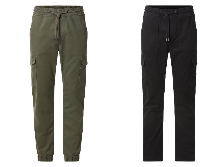 Deux pantalons cargo pour hommes, un vert olive et un noir.