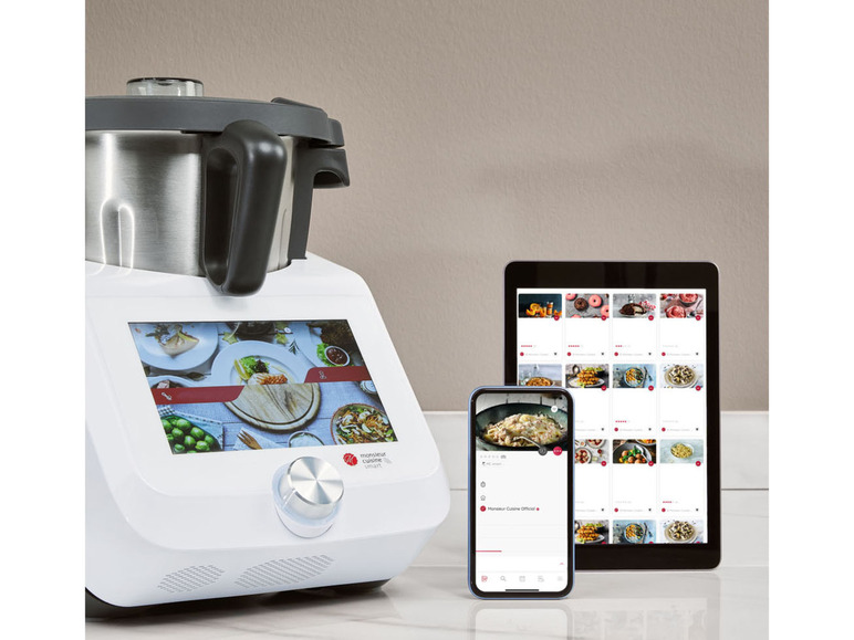 Un robot cuiseur intelligent Monsieur Cuisine Connect avec une tablette et un smartphone avec des recettes.