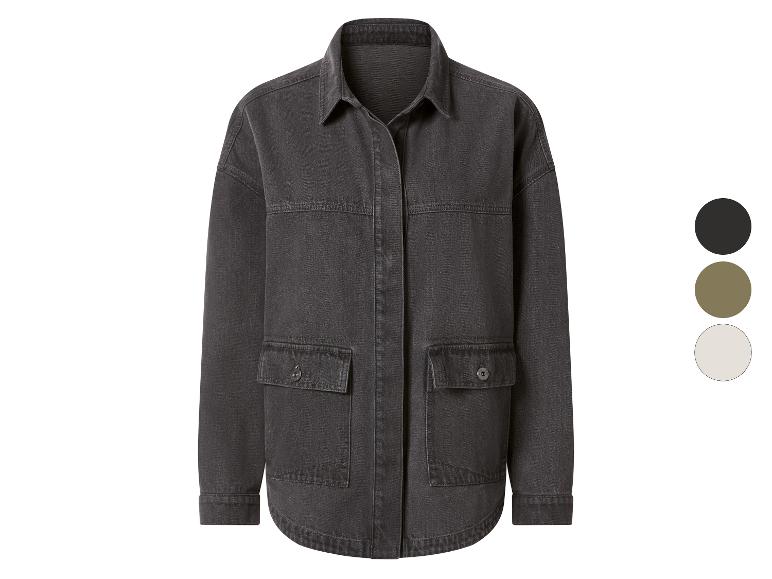 Chemise en jean gris foncé avec poches et trois échantillons de couleur.