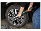 Une personne utilise une clé dynamométrique Parkside pour changer une roue de voiture.