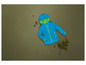 Une veste bleue pour enfant avec capuche sur un fond vert.