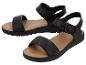 Sandales noires pour femmes avec semelle épaisse et fermeture à boucle.