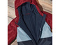 Une veste d'hiver rouge, bleue et bleu clair avec capuche.