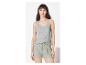 Ensemble pyjama : débardeur gris et short vert clair à motif floral.