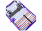 Une trousse violette avec des crayons, une règle, un rapporteur et une gomme.