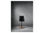 Une lampe de table noire avec un socle en bois sur un fond gris.