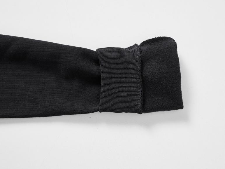 Sweat-shirt noir avec doublure polaire.