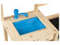 Une cuisine en bois pour enfant avec un évier et un robinet bleus.