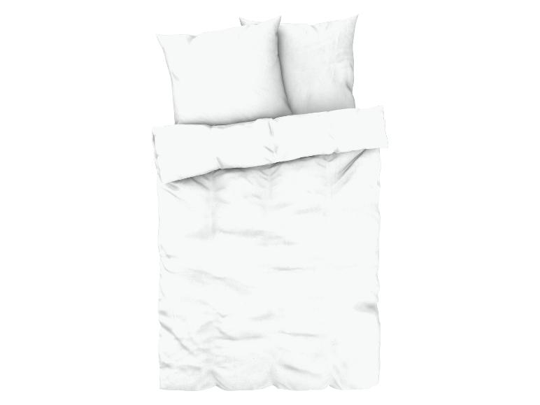 Parure de lit blanche : housse de couette et taies d'oreiller.