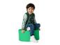 Garçon en veste de sport verte et jean, assis sur un pouf vert.