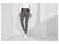 Un mannequin porte un legging gris avec des baskets blanches.