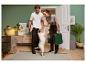 Un couple souriant joue avec son chien tout en tenant des outils Parkside.