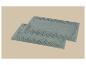 Deux tapis de bain rectangulaires vert sauge avec un motif de bordure géométrique texturé.
