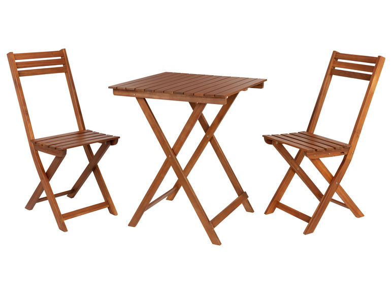 Une table en bois et deux chaises pliantes pour l'extérieur.
