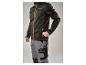 Une veste softshell noire Parkside avec un pantalon de travail gris assorti.