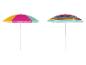 Deux parasols de plage colorés, l'un à panneaux unis et l'autre à rayures.