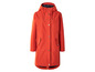 Un imperméable orange à capuche.