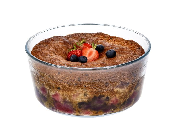 Crumble aux fruits avec fraises et myrtilles dans un plat en verre.