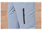 Pantalon bleu clair avec une poche zippée.