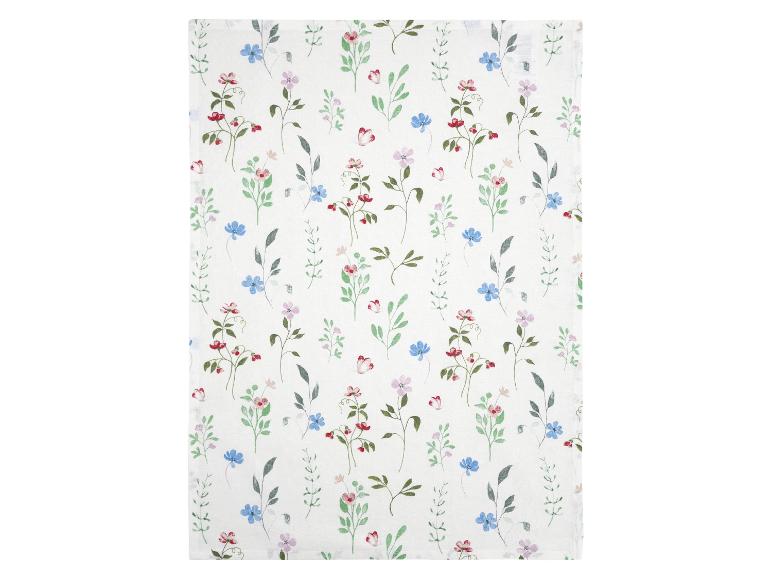 Serviette en tissu blanc avec motif floral de fleurs et de feuilles colorées.