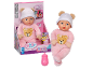 Poupée bébé interactive rose dans sa boîte avec un biberon.