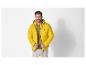 Homme portant une veste d'hiver K-Way jaune