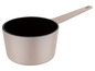 Une casserole beige avec un intérieur noir.